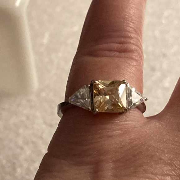 NWOT - Silvertone Square Champaigne Ring W/Flanking Trillium CZ Stones - Sz 7.25 - Picture 6 of 10